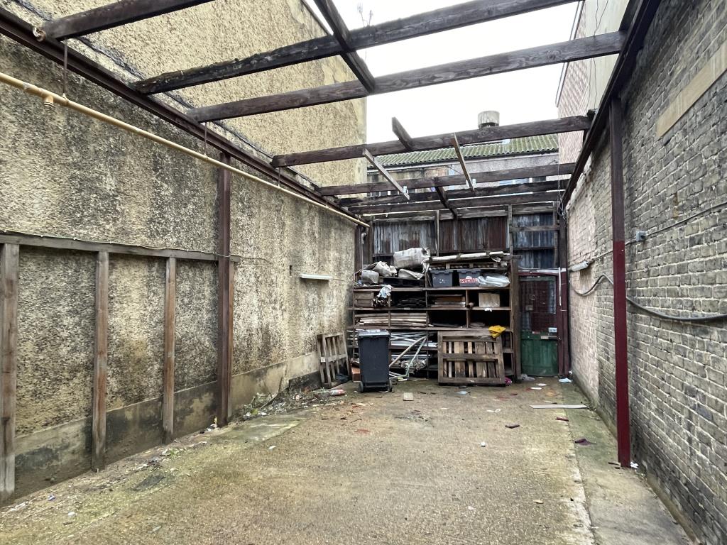 Lot: 67 - LARGE TWO-FLOOR WARESHOP/WAREHOUSE PREMISES (LIGHT INDUSTRIAL) IN TOWN CENTRE - Parking/Open Storage